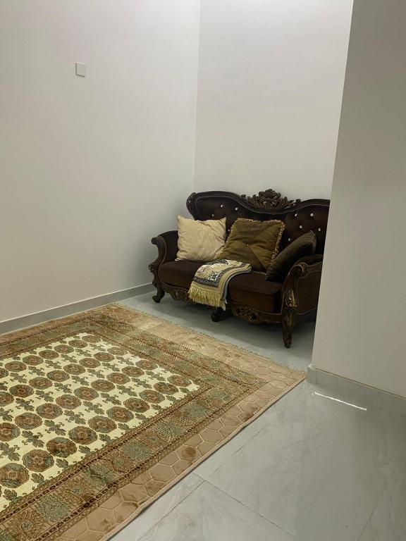 ein Wohnzimmer mit einer Couch und einem Teppich in der Unterkunft Al Raha Apartments in Badīyah