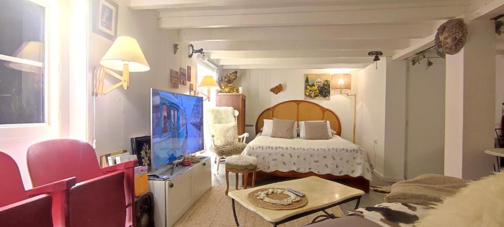 een kleine kamer met een bed en een bank bij PARIS AUTHENTIC HOUSE Métro Line 14 Station Hôpital Bicêtre, RER B Gentilly in Parijs