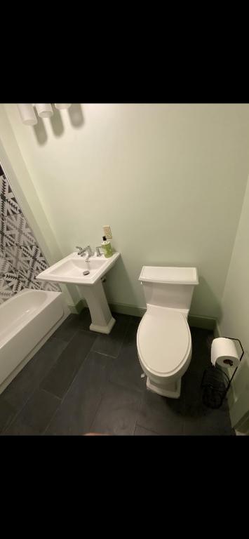 ein Badezimmer mit weißer Toilette und Waschbecken in der Unterkunft Must-See Okemo Mountain Resort in Springfield