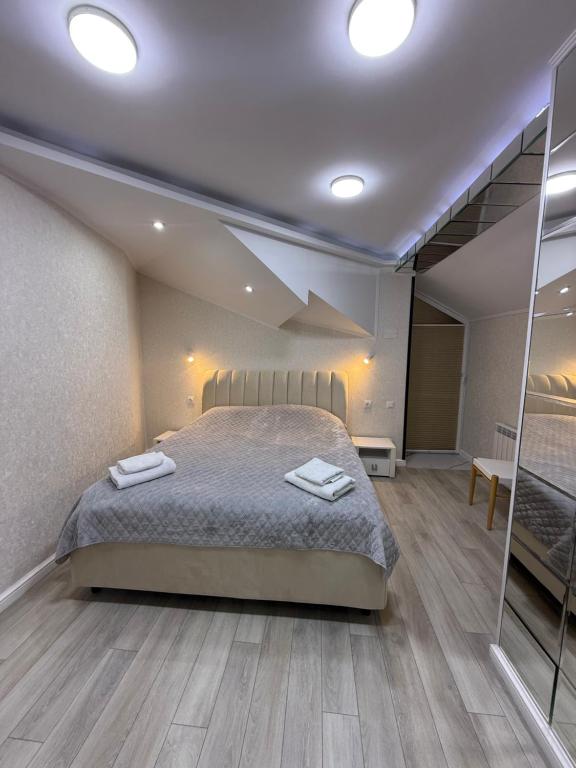 una camera da letto con un letto grande e una scala di Hotel Kalyan & Spa a Chişinău