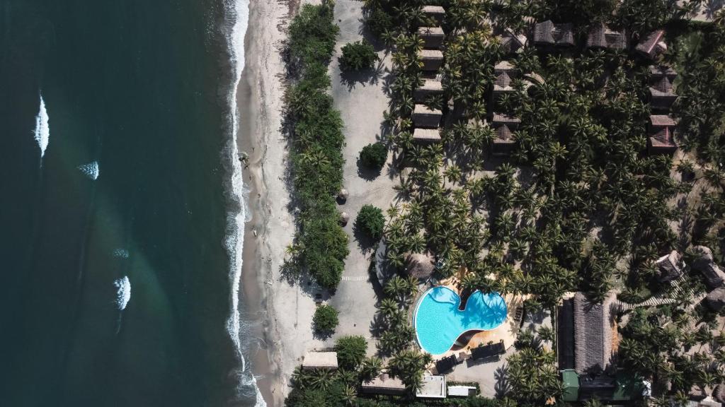 vista aerea su una spiaggia con piscina di Tay Beach Hotel Tayrona a Buritaca