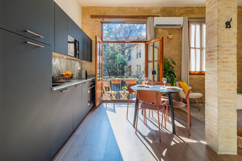 Prime Location, Bright & Cozy Apartment