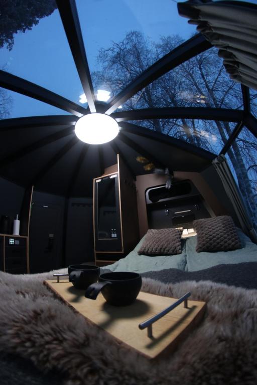 une tente avec une table avec des bols dessus dans l'établissement Aurorahut2 at Sauna Retreat, à Rovaniemi