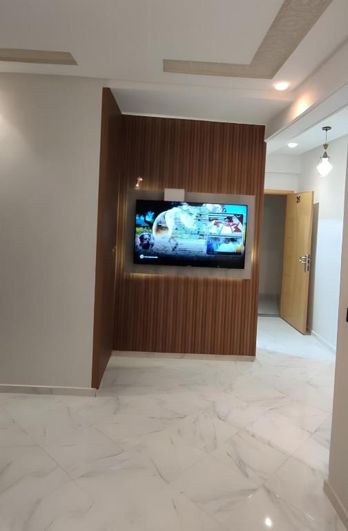 een kamer met een flatscreen-tv aan de muur bij Listing Room Dual in Oulad Yakoub
