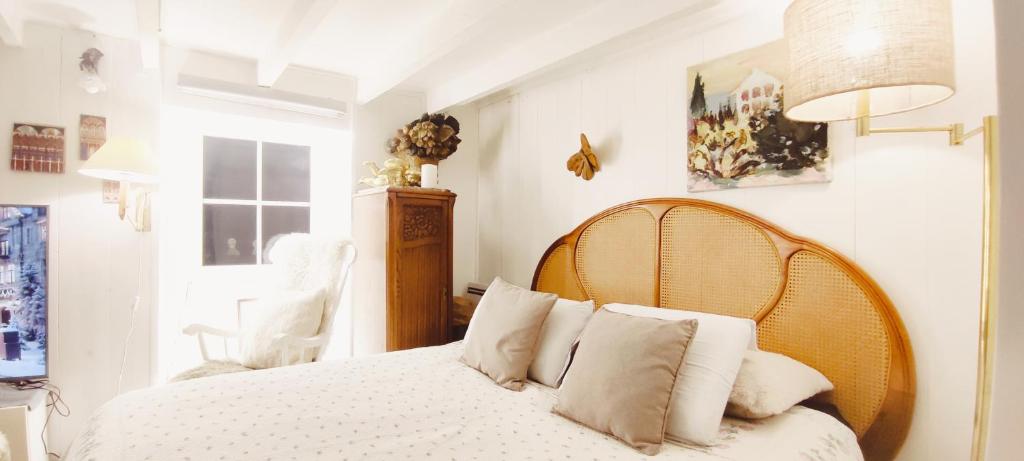 a bedroom with a bed with white sheets and pillows at PARIS AUTHENTIC HOUSE open space studio Métro 14 Hôpital Bicêtre, RER B Gentilly in Gentilly