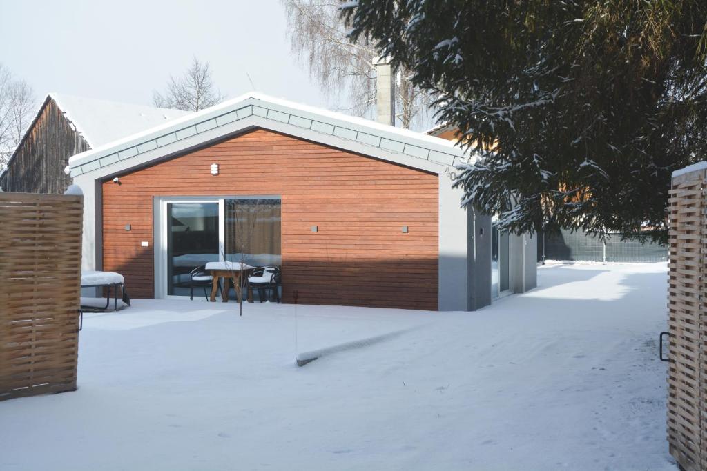 ein kleines Gebäude mit Schnee auf dem Boden in der Unterkunft Bungalov Vlnka in Vlachy
