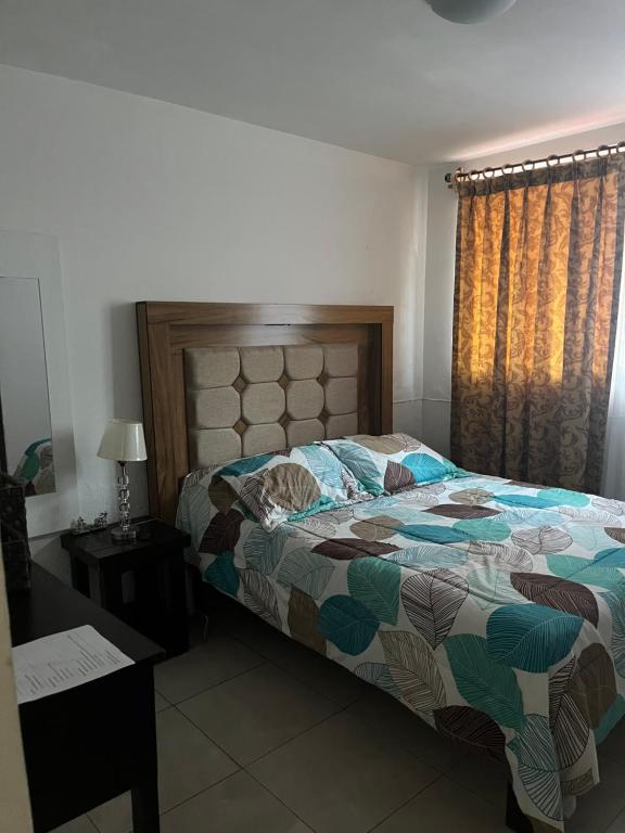 Giường trong phòng chung tại Habitacion comoda en departamento planta baja