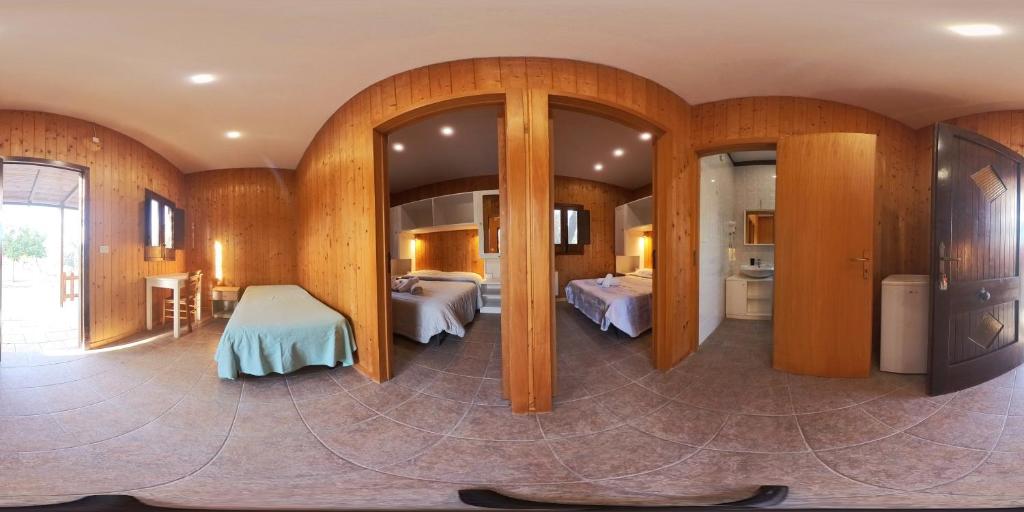 een kamer met 2 bedden en 2 spiegels bij La Carcara in Otranto