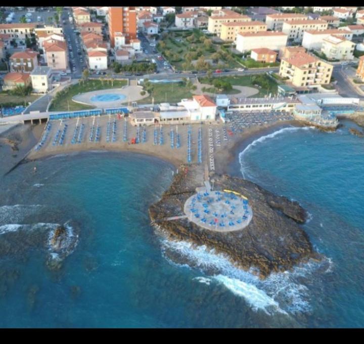 Luftaufnahme eines Ferienresorts am Strand in der Unterkunft EMAsolemare in Rosignano Solvay