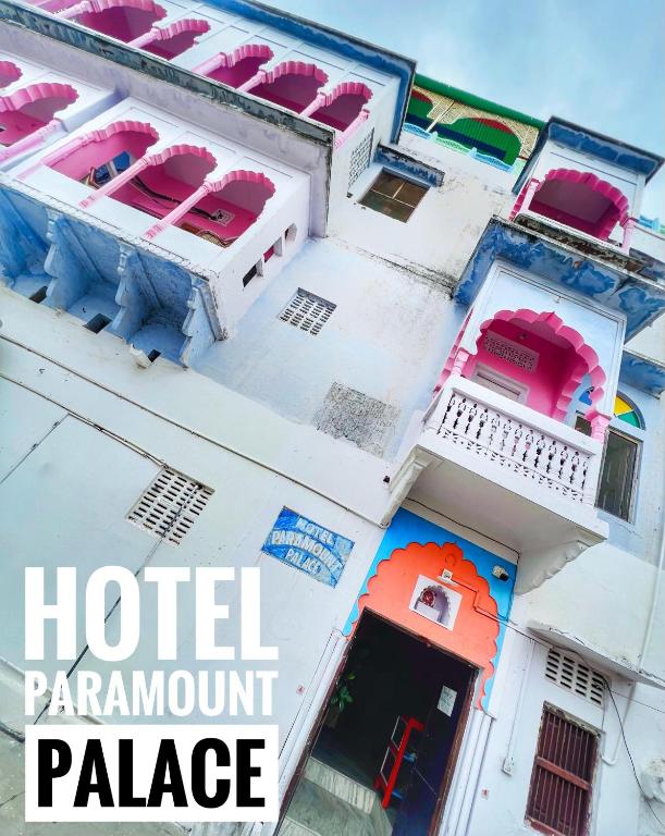 ein Gebäude mit der Aufschrift Hotel Bankettpalast in der Unterkunft Hotel Paramount Palace in Pushkar