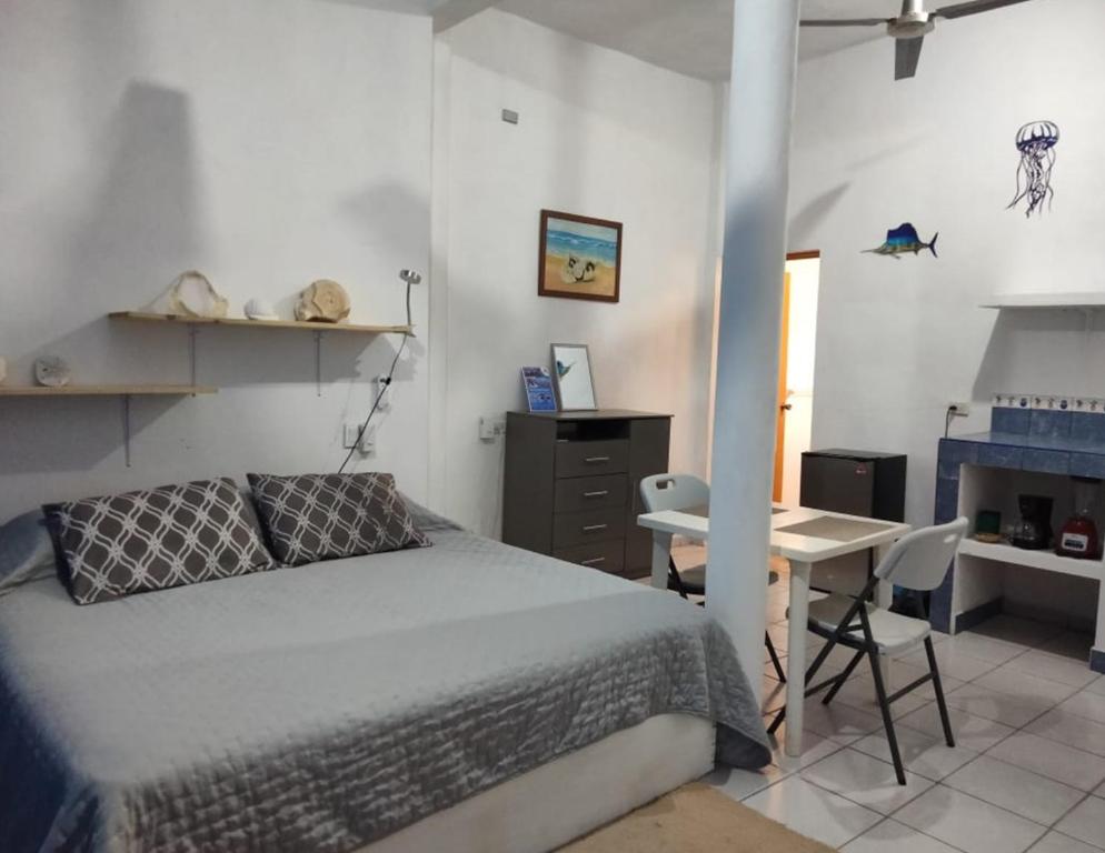 En eller flere senge i et værelse på Casa Tamarindo