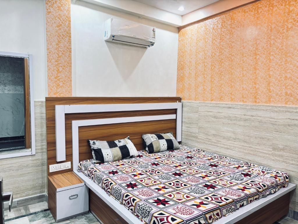 a bedroom with a bed in a room at Madhu Stay in Chhatikara