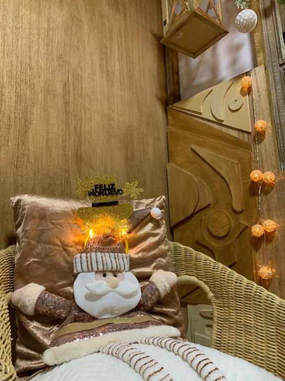 un cuscino con una faccia sopra e una candela di Ma maison peruvienne- departamento muy cerca aéropuerto a Lima