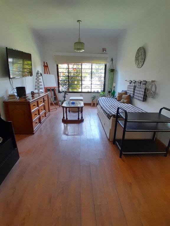 een woonkamer met een bed en een tafel bij Museo Mar in Mar del Plata