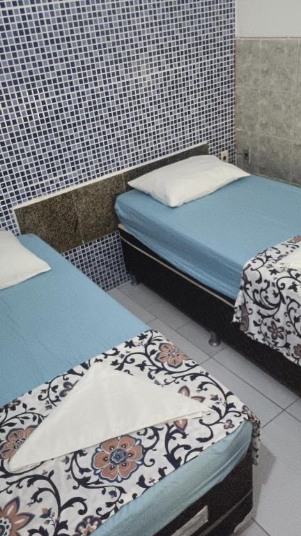 2 aparte bedden in een kamer met 3-3-3-3-3-3-3-3-3-3-3-3-3-3-3-3-2-3-3-3-3-3-2-3-3-3-3-2-3-3-3-2-3-3-2-3-3-2-3-3-2 bij Pousada Refúgio in João Pessoa