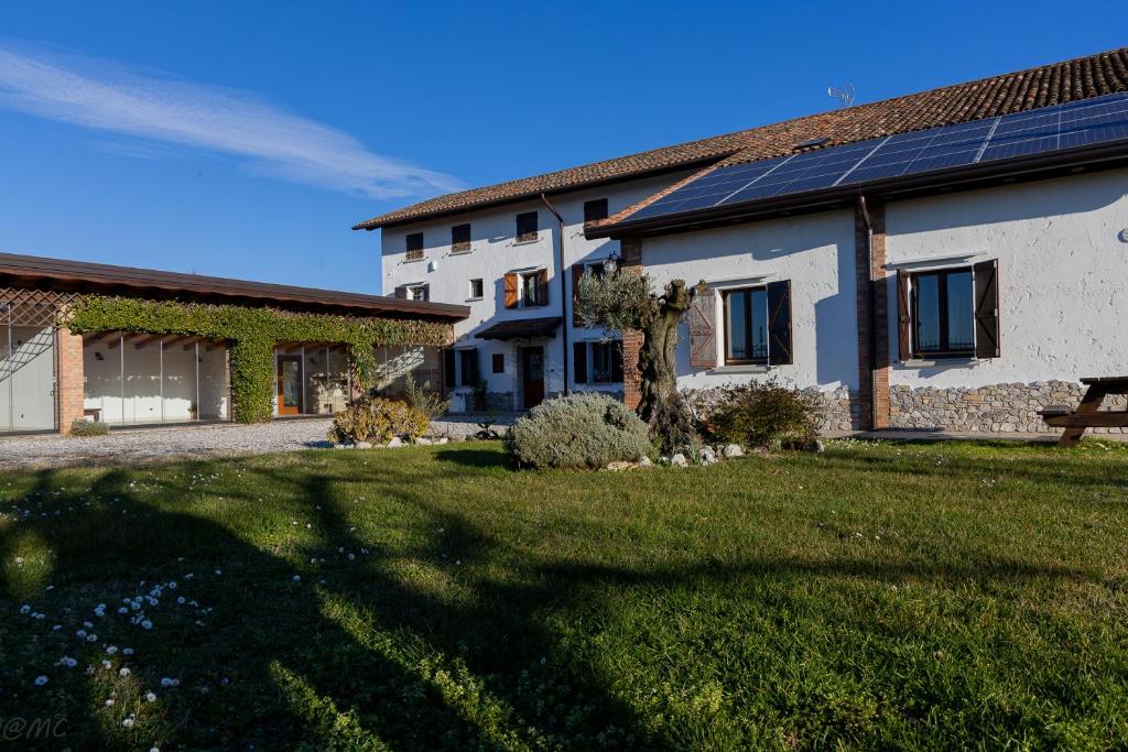 una casa con pannelli solari su un lato di essa di Casale Sol Armonie a Codroipo