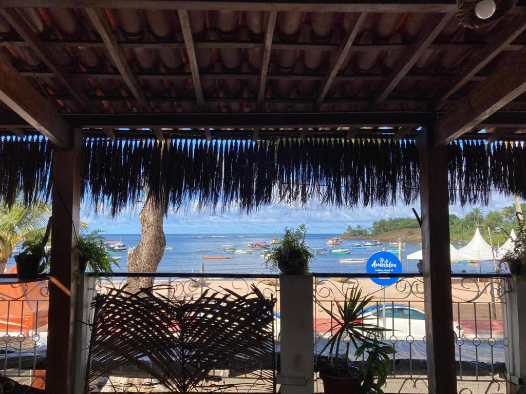 un patio con vista sulla spiaggia e sull'oceano di Hostel IndiaJara a Itacaré