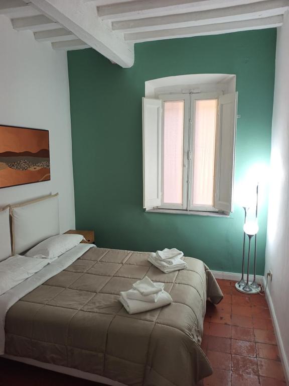 una camera da letto con un letto con due asciugamani sopra di Appartamento via Benaducci Foligno a Foligno