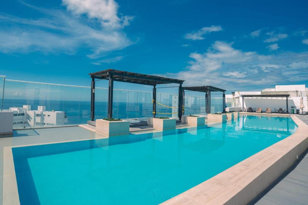 une piscine sur le toit d'un immeuble dans l'établissement Resort de Reserva del Mar, à Santa Marta