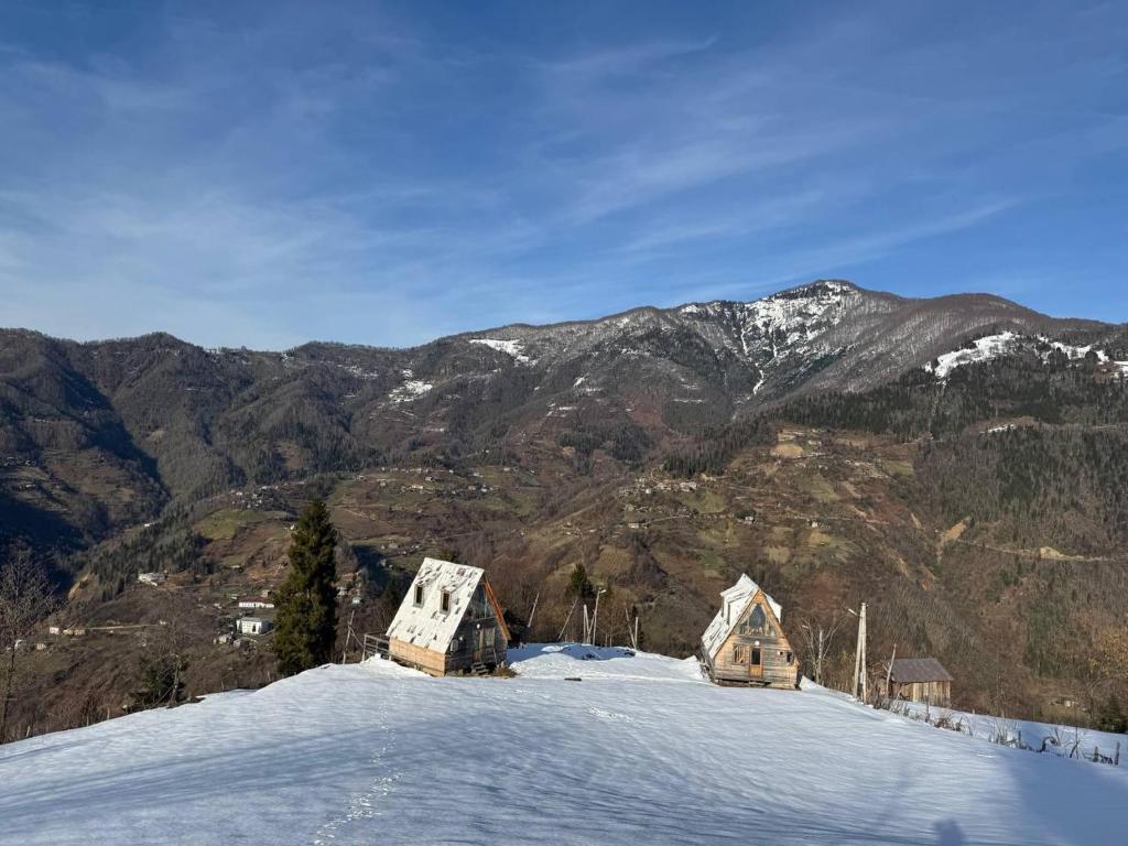 una montagna innevata con case in cima di GREEN GUNDAURI a K'eda