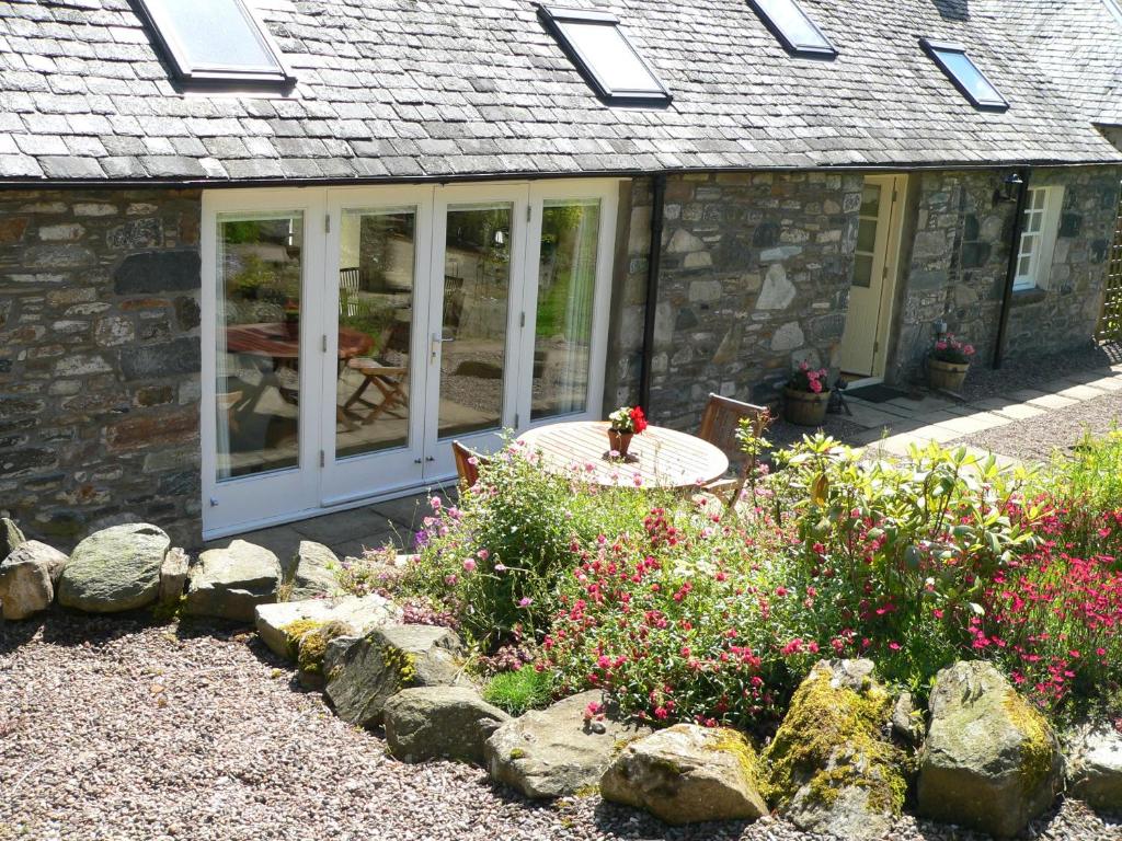 En have udenfor Burn Cottage - A Secluded Highland Retreat For Two