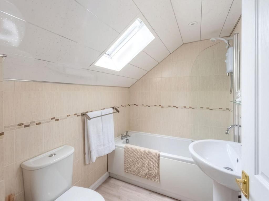 Meadow Hill Cottage with Private Garden, Crieff 6