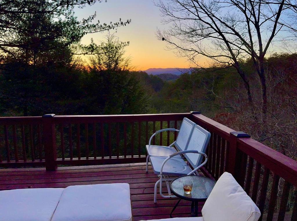 een houten terras met een stoel en een computer erop bij Stargazer Cabin - Skydeck, Fire Pit, Wood Fireplace in Blue Ridge