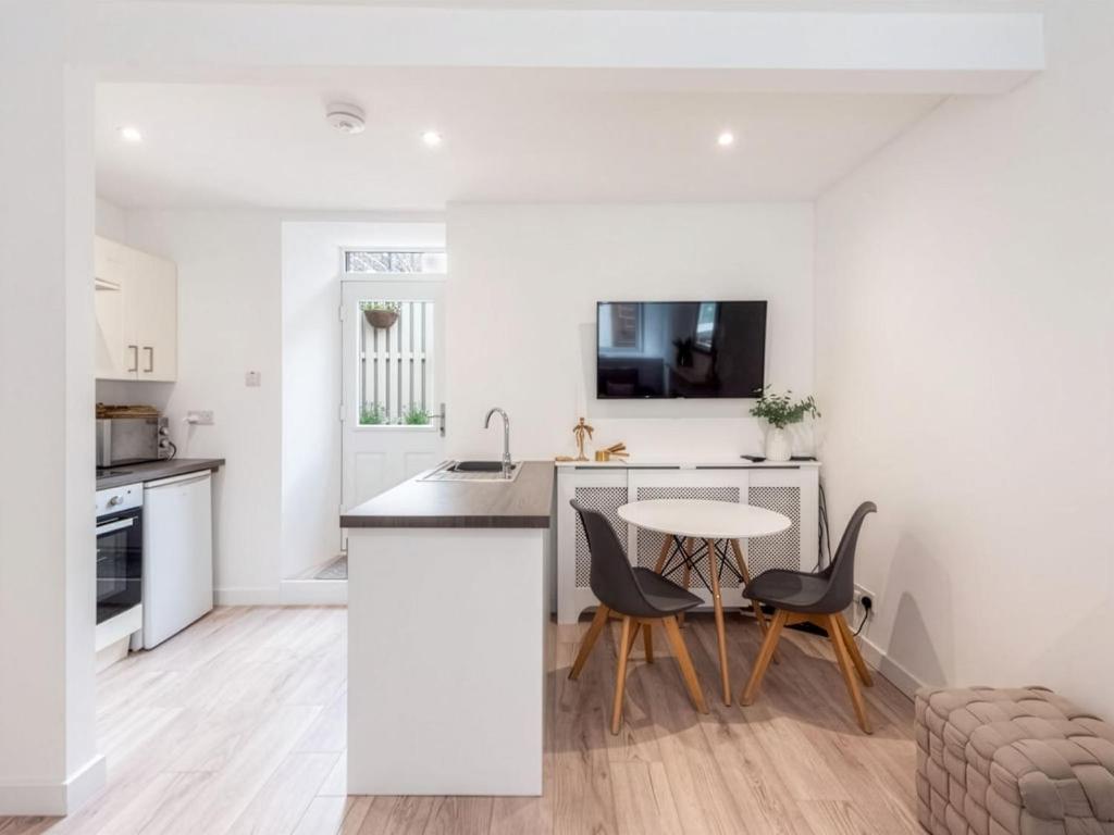 Meadow Hill Cottage with Private Garden, Crieff 3
