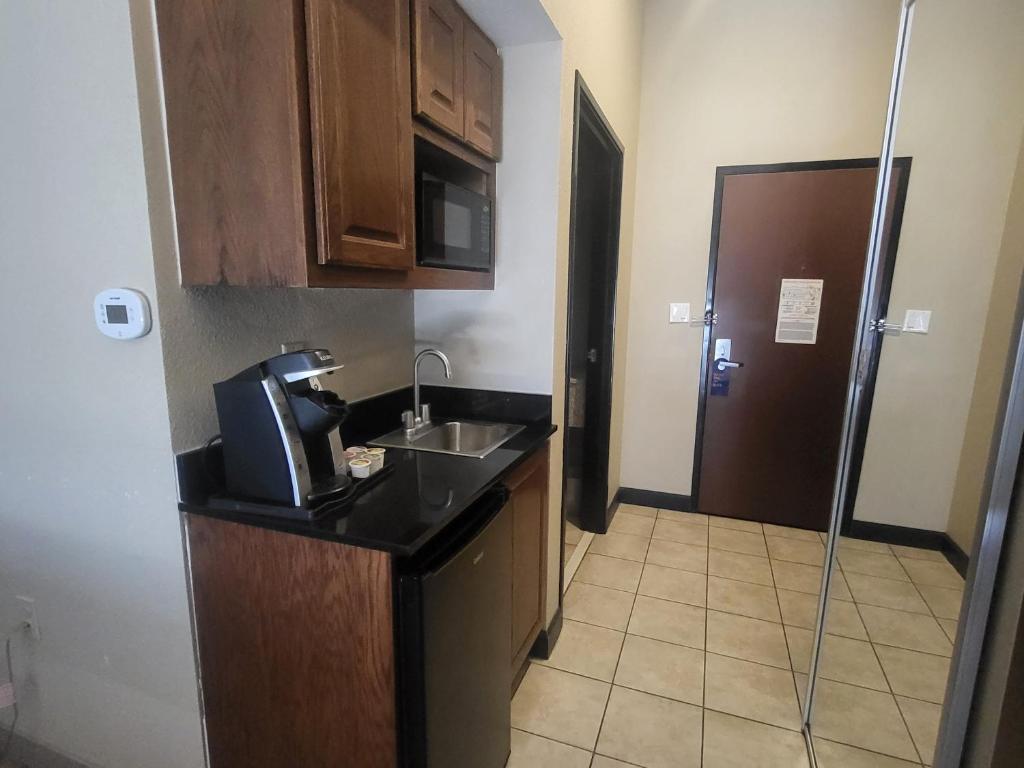 Comfort Inn & Suites Miami - Route 66 - One Room Suite - Non Smoking