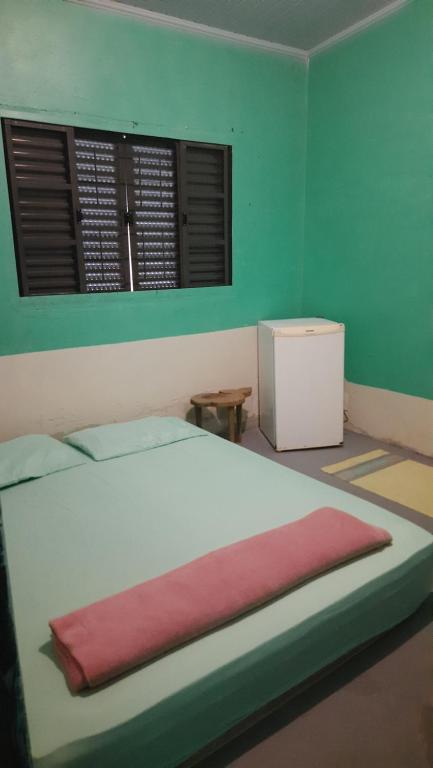 Giường trong phòng chung tại Casa da Pri - Quartos - Vila São Jorge