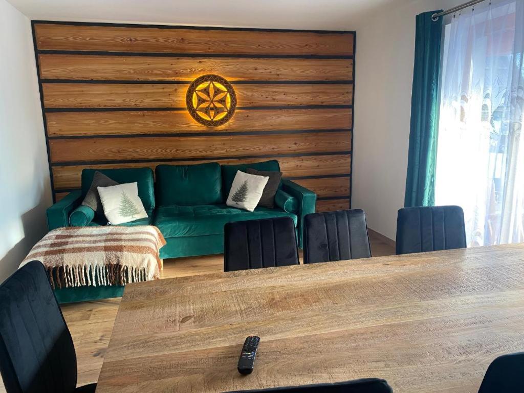 un soggiorno con un divano verde e un tavolo di Hostel Migrand a Stettino