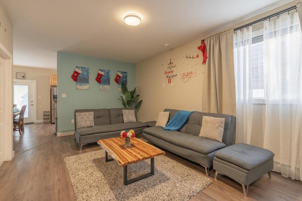 een woonkamer met een bank en een tafel bij Comfort Tenacity in Yellowknife