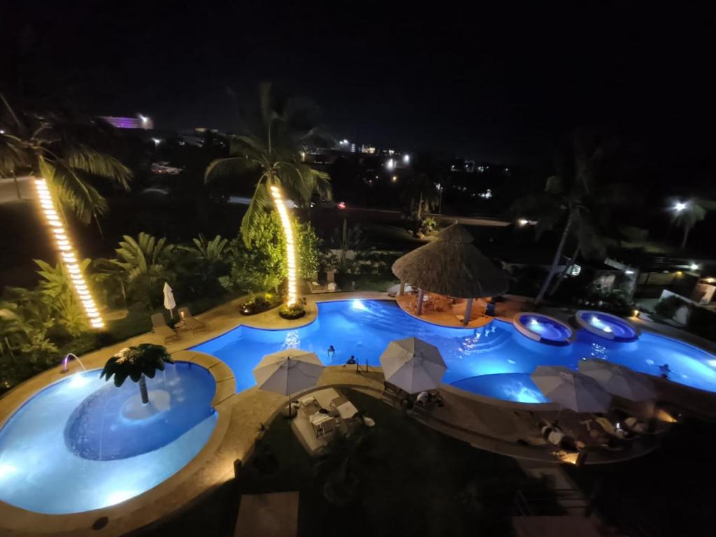 een uitzicht over een zwembad in de nacht bij Acapulco Brake Rental in Acapulco
