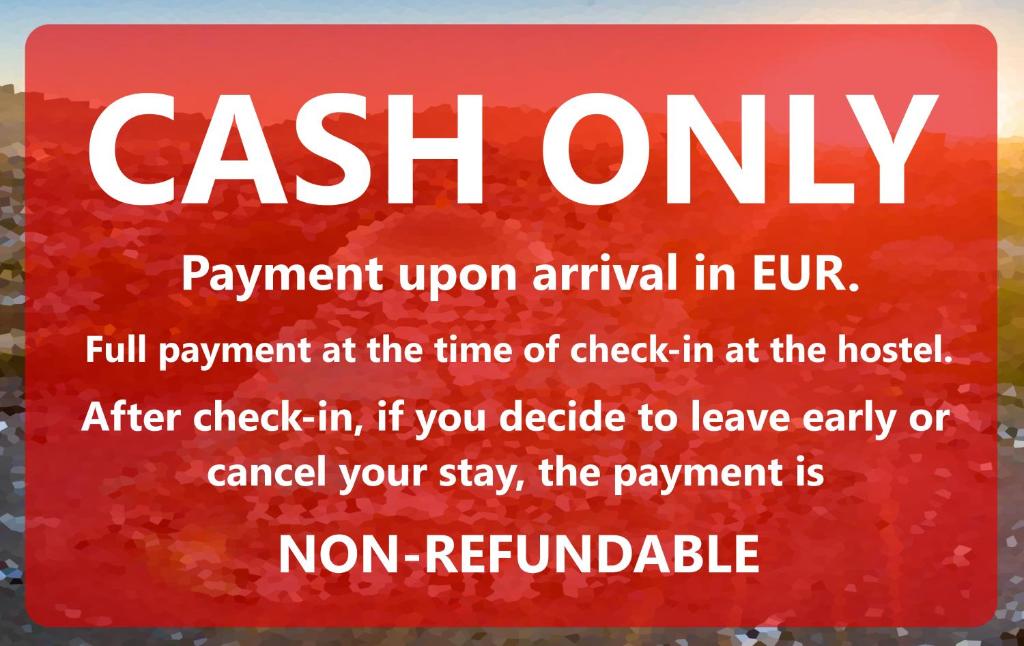 un cartello che dice pagamento solo in contanti all'arrivo in ospedale di "No party & Many rules" Hostel N1 a Sofia