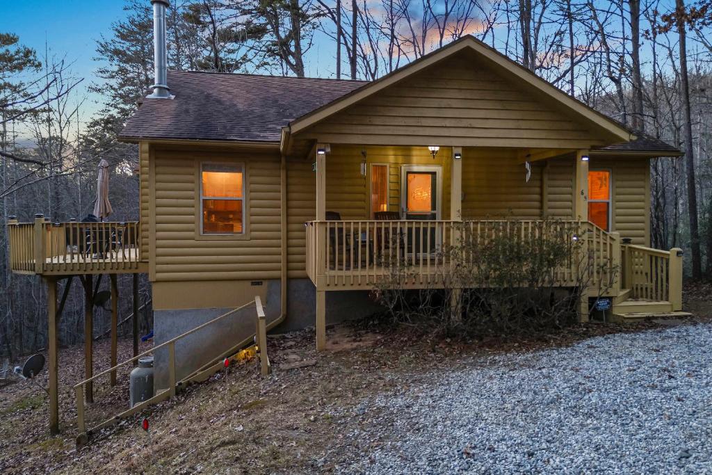 una piccola casa con portico e terrazza di Mountain Cabin Fireplace Views Fire Pit a Sautee Nacoochee