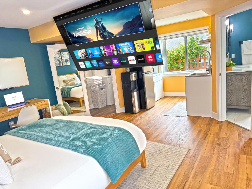 Et tv og/eller underholdning på Private Studio - 5 Min to DT - Self Check-In - 75 Inch TV