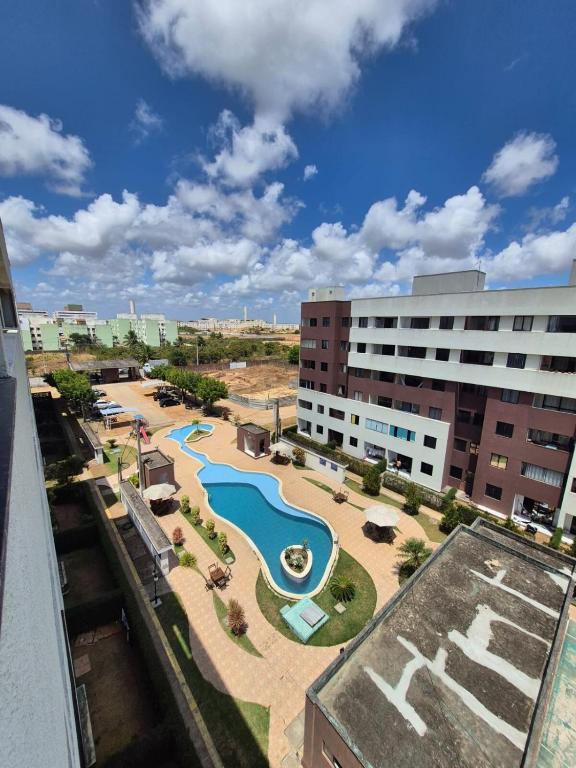 een luchtzicht op een zwembad in een stad bij Apartamento com suite in Parnamirim