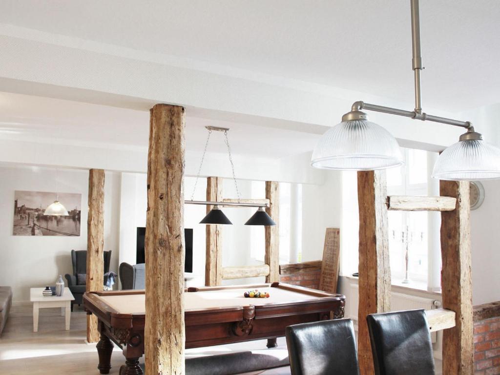 een eetkamer met een tafeltennistafel en stoelen bij Ferienloft am Marktplatz - ABC609 in Wismar