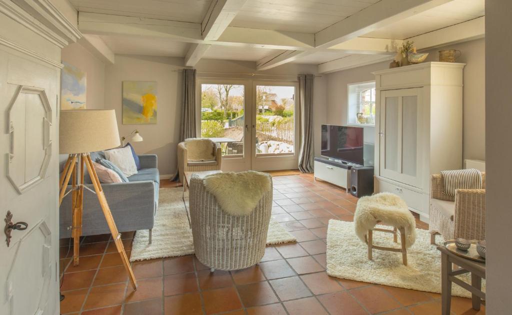 a living room with a couch and a tv at Foftein in Borgsum