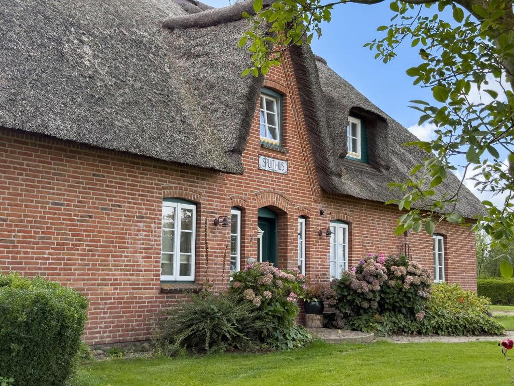 una vecchia casa in mattoni con tetto di paglia di De Utkieker a Witzwort