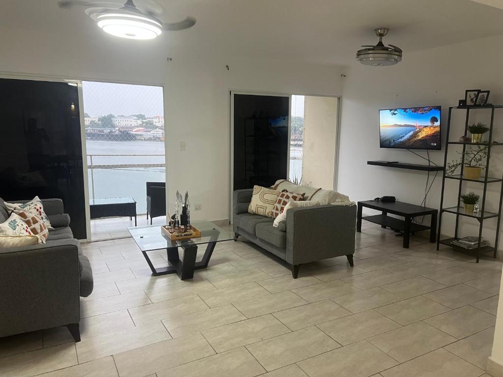 TV a/nebo společenská místnost v ubytování Despierta con Vista al Río, a Pasos de la Zona Colonial