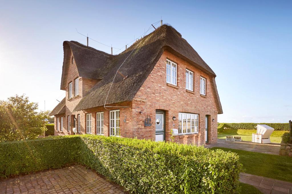 una grande casa in mattoni con tetto nero di Haus Seefahrer 1 a Goting