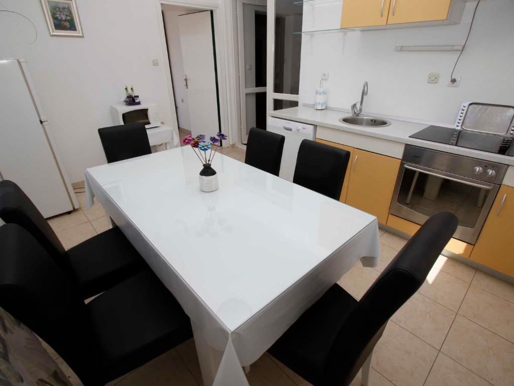 Kuchyňa alebo kuchynka v ubytovaní Apartment Glavina with heated pool