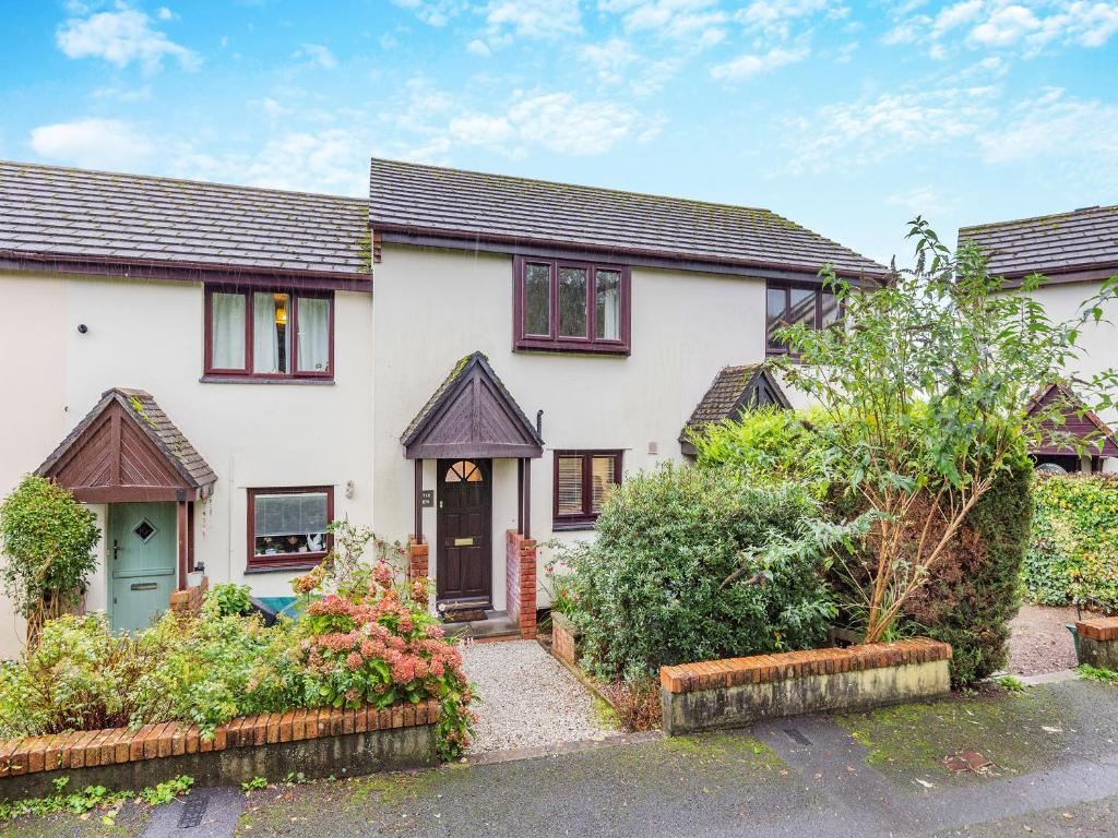 an image of a house with a driveway at River View in Wadebridge