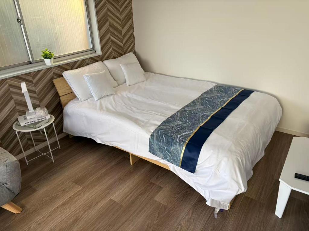 ein Schlafzimmer mit einem großen Bett in einem Zimmer in der Unterkunft 品闲居 in Osaka