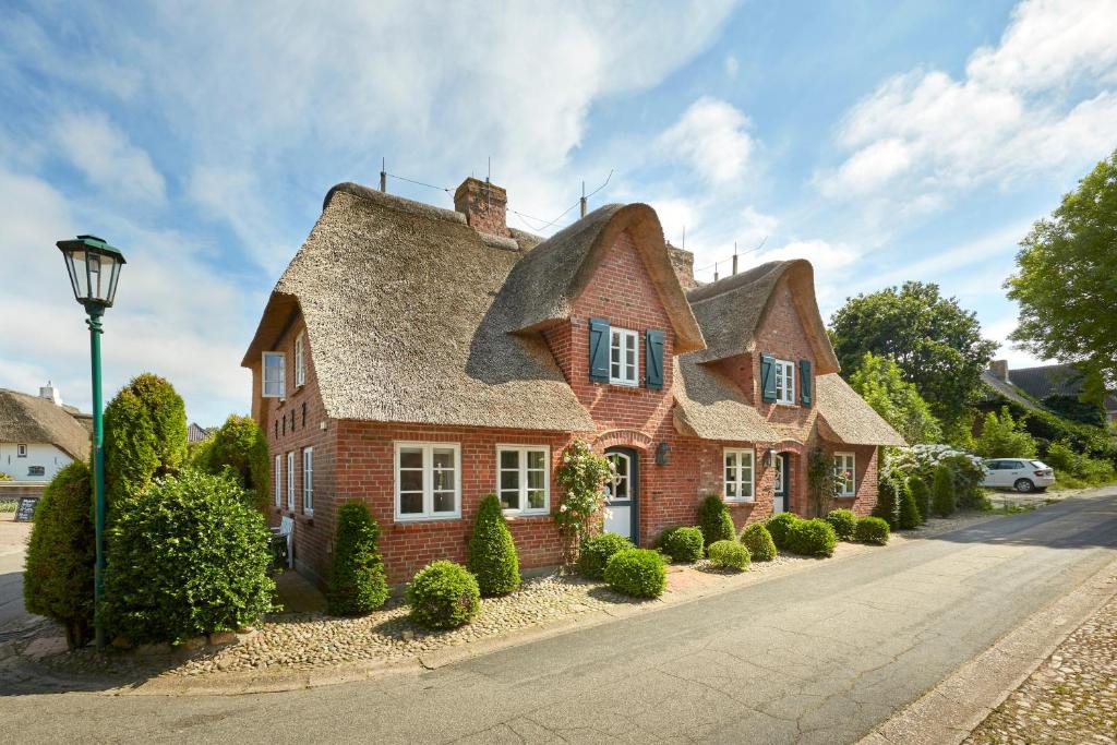 una grande casa in mattoni con tetto di Sanfte Brise 1- links a Oevenum