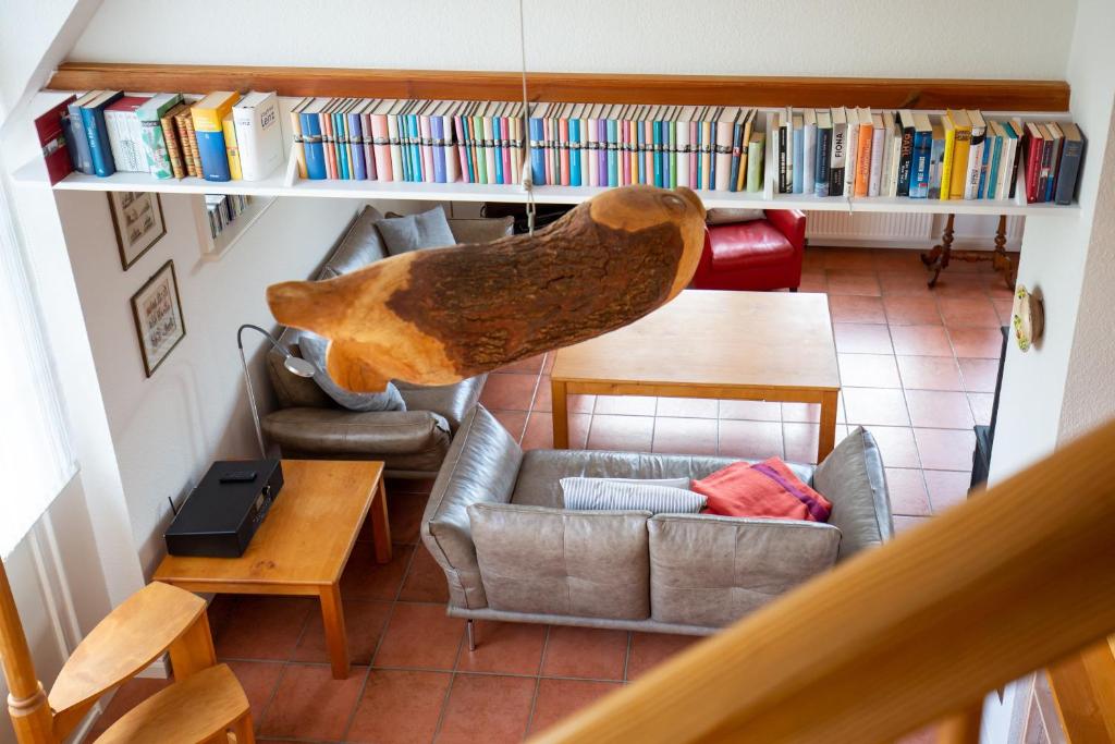 a living room with a couch and a table at Mawe Huus in Oldsum