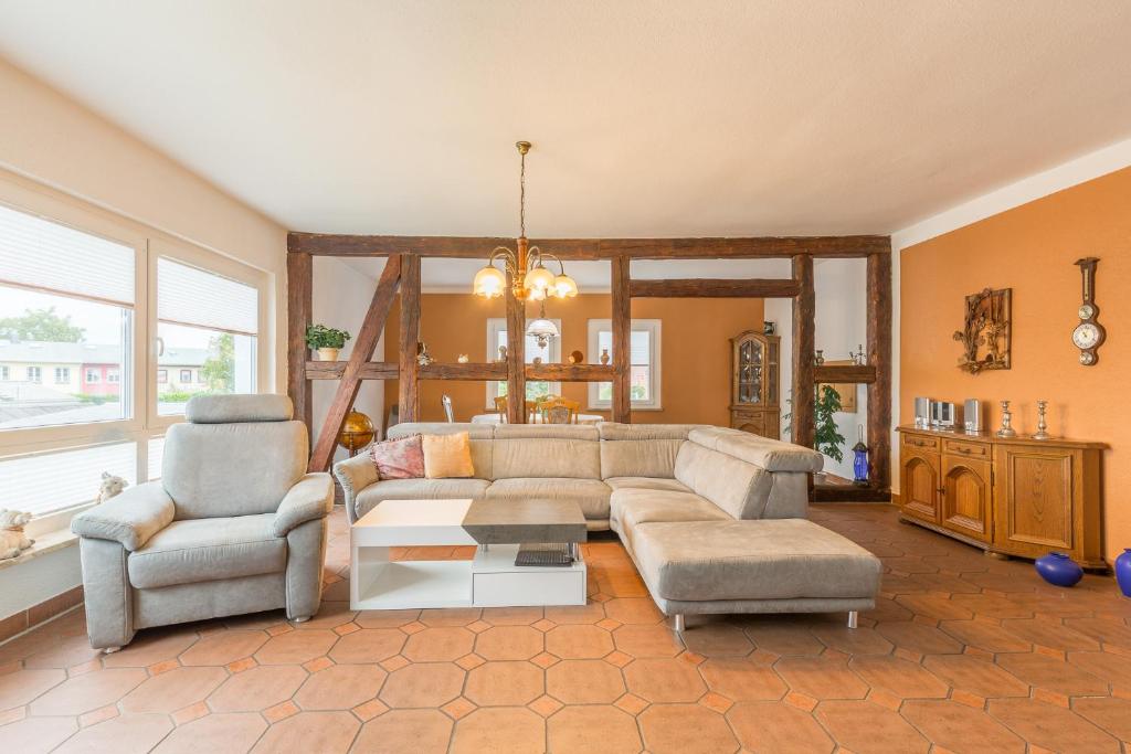 een woonkamer met een bank en twee stoelen bij Ferienwohnung Erika in Dassow