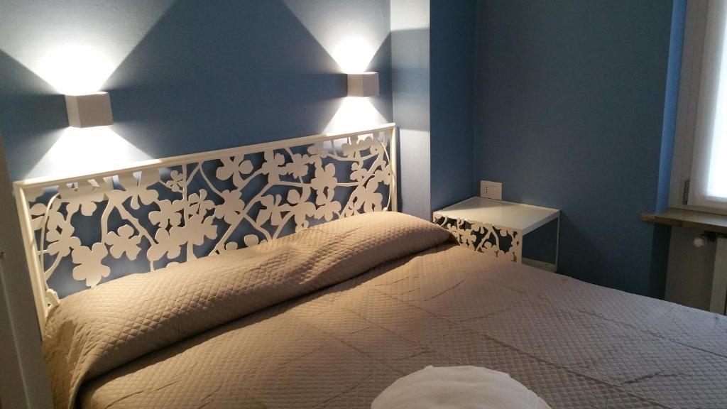 een slaapkamer met een bed met twee verlichting bij Fralillo House in Verona