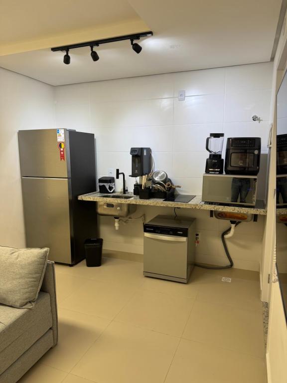 een keuken met een koelkast en een aanrecht met magnetrons bij Studio Connect Life in Teresina